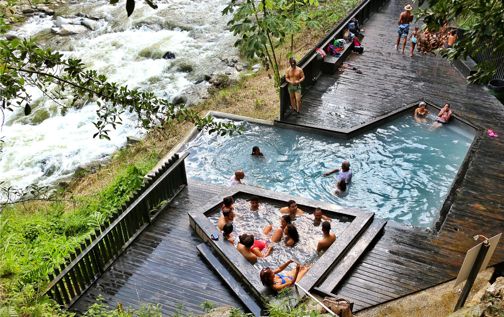 Foto de las piscinas azufradas en el Parque de Termas Naturales Aguas Calientes, San José de las Matas, República Dominicana.